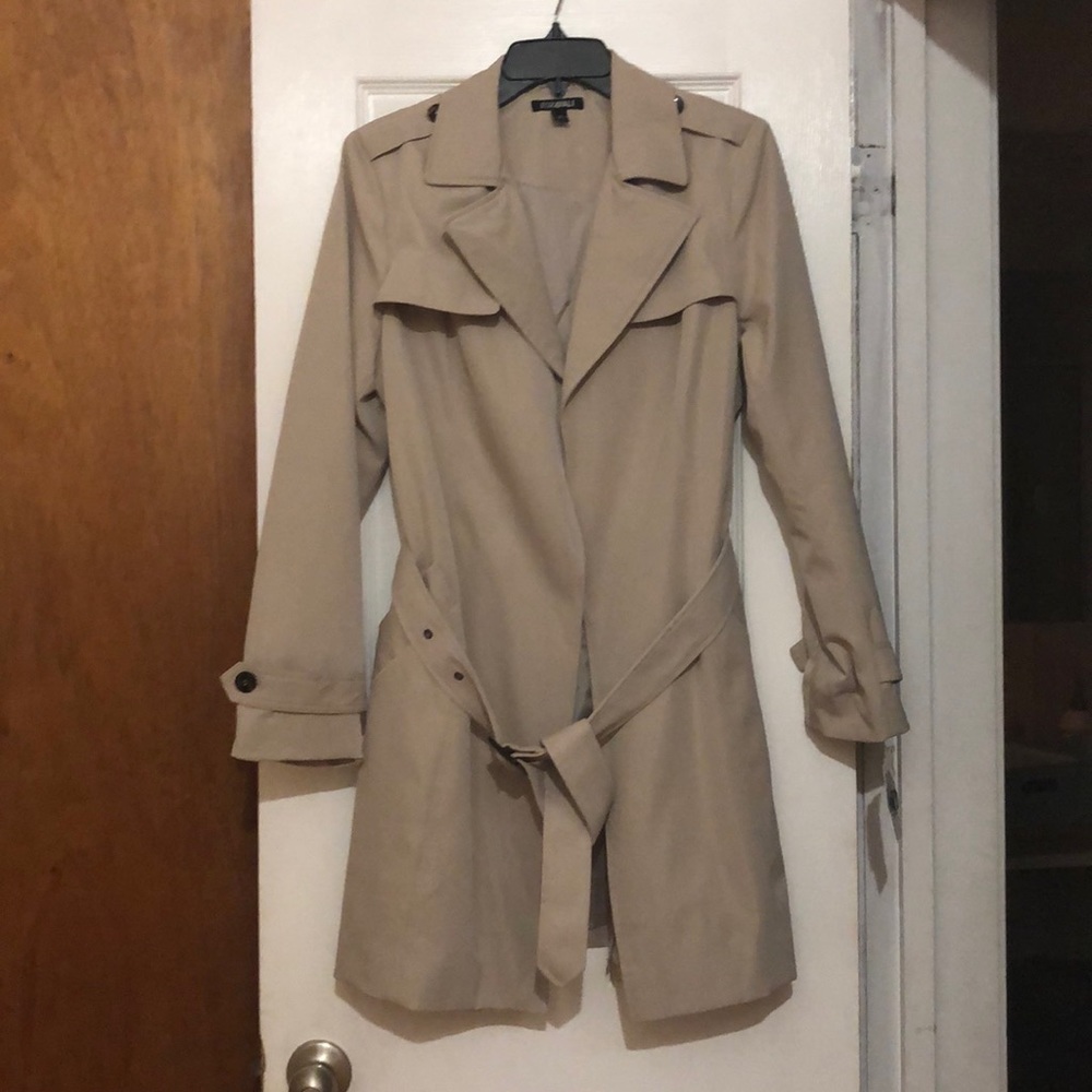 Classy beige trench coat NWT Medium